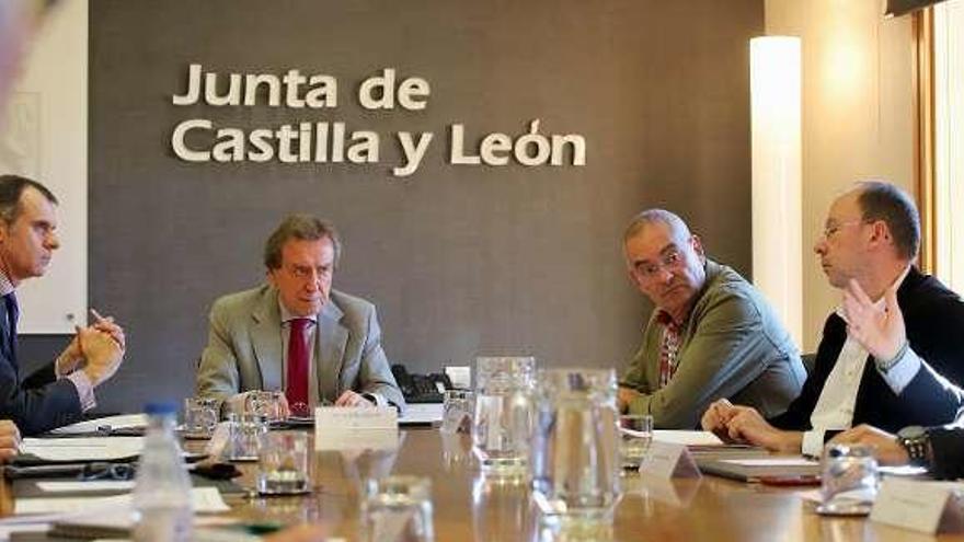 El vicepresidente de la Junta preside la reunión del Consejo Asesor.