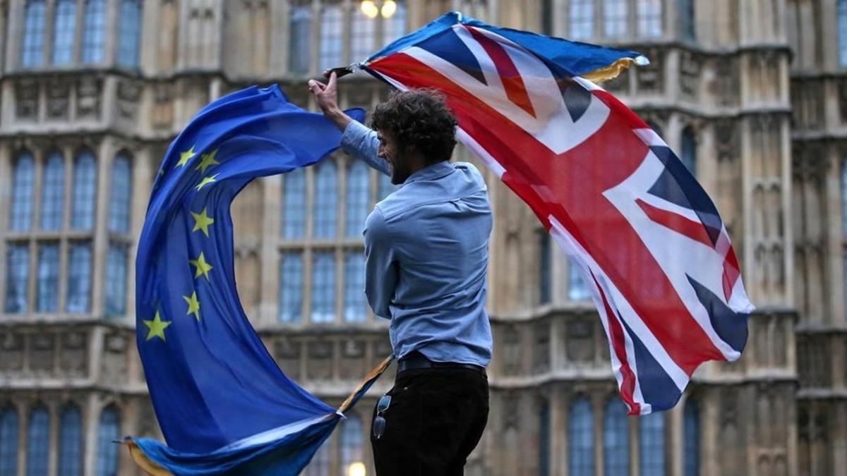 Un hombre con las banderas de la UE y el Reino Unido en una protesta contra el 'brexit' en Londres.