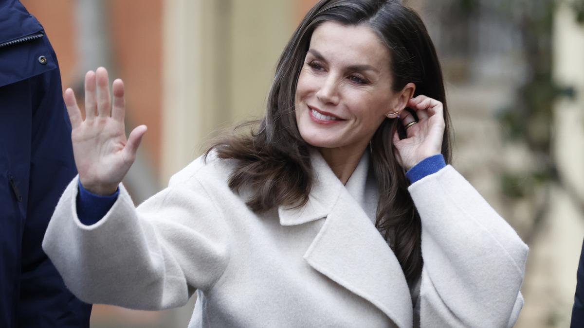 La reina Letizia renueva los pendientes más especiales de Leonor y planta cara al frío de León con su abrigo-batín favorito