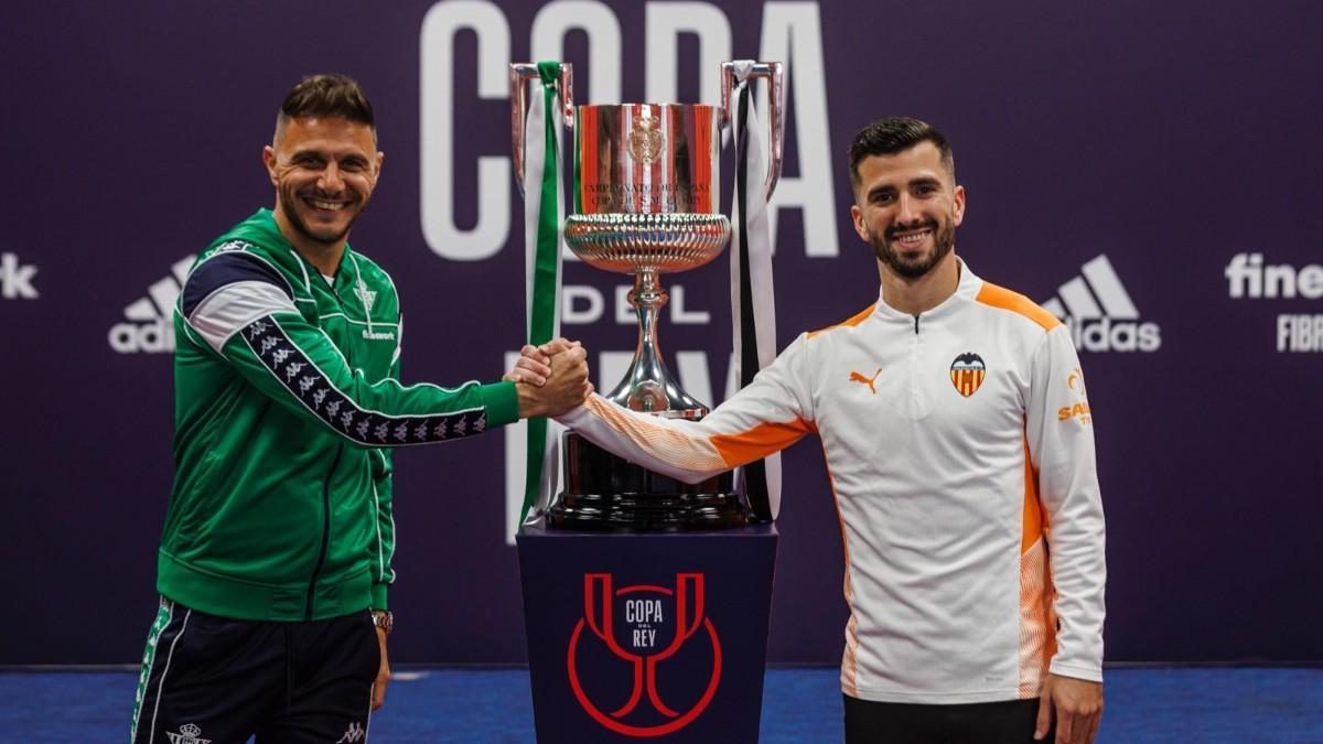 Joaquín y Gayà posan con la Copa antes de la final