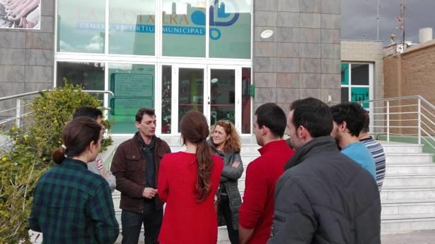 La gestora cierra la piscina de Torrent y deja en la calle a usuarios y empleados