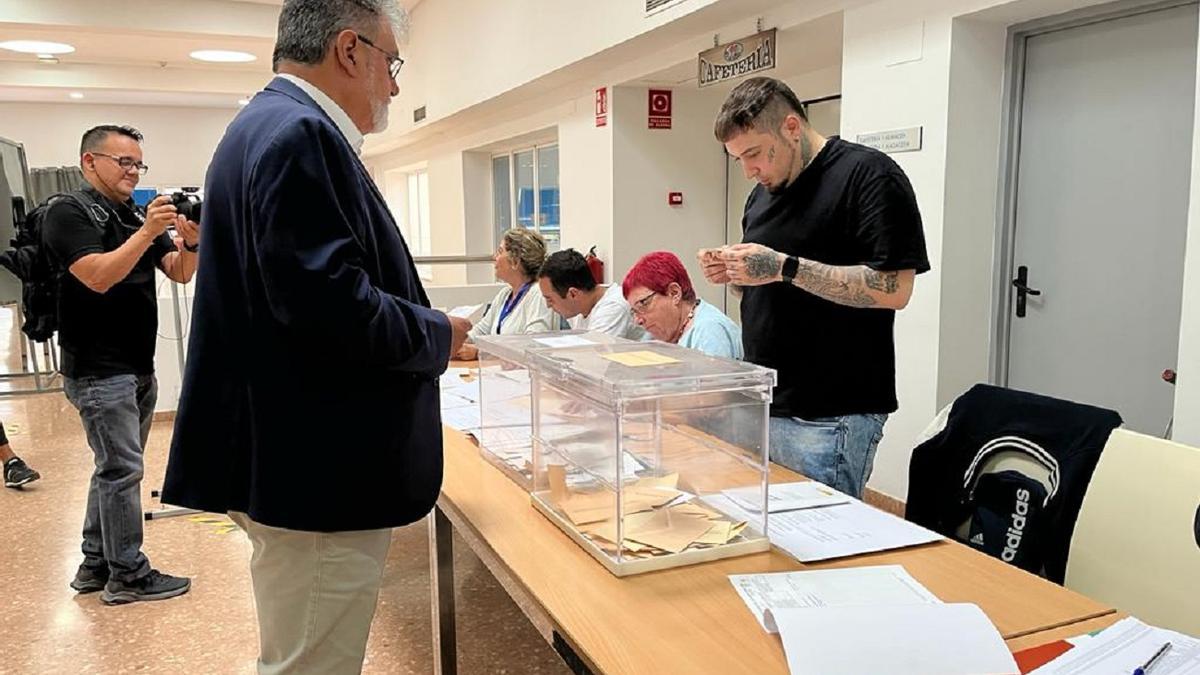 Manuel Penalva deposita su voto en las pasadas elecciones municipales