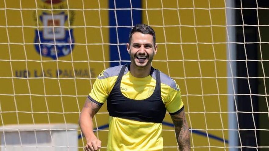 Vitolo, en El Hornillo. Detrás, el escudo de la UD.