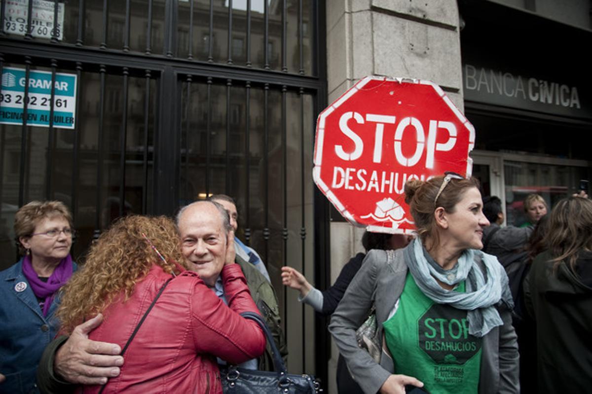 Santos Pérez, felicitat en les portes de la sucusal de Banca Cívica, a Barcelona.