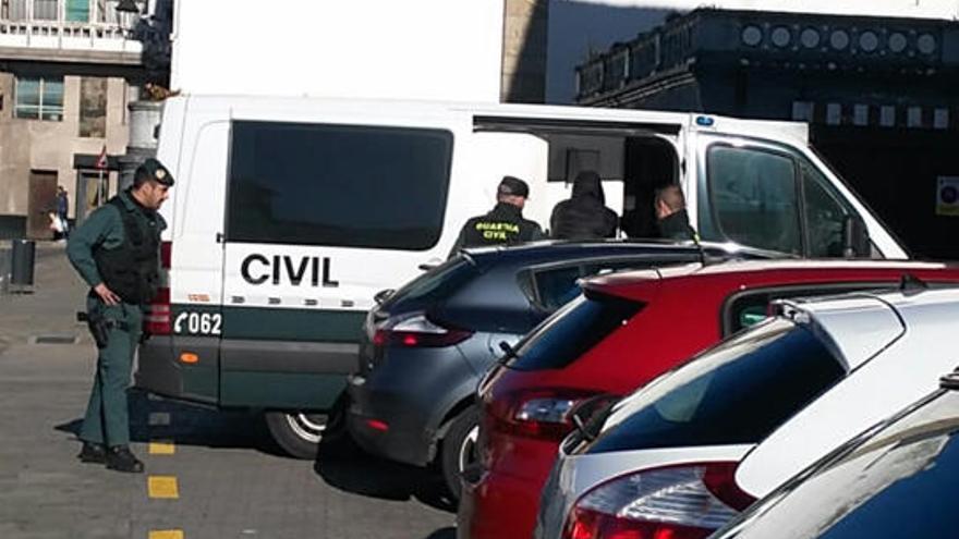 La Guardia Civil custodia al presunto autor. // LOC