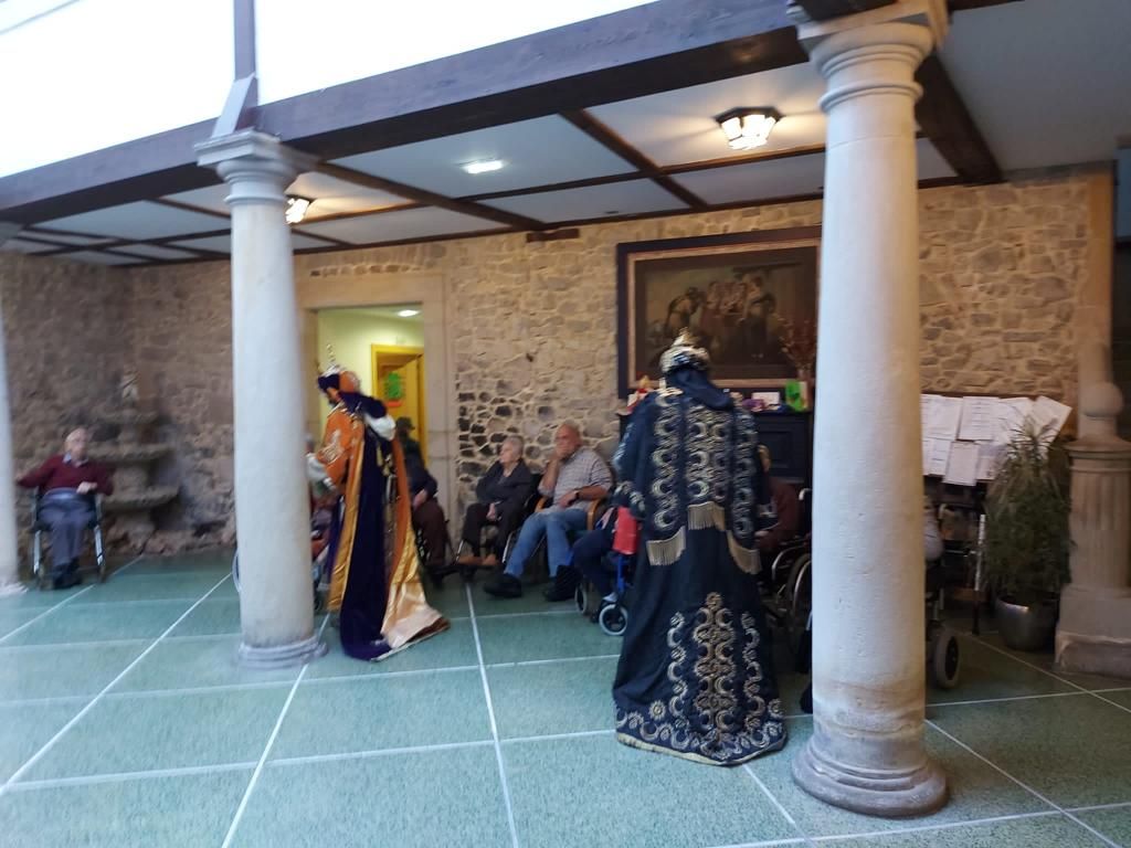 Los Reyes Magos ya están en Villaviciosa: así ha sido su emotivo encuentro con las personas mayores del concejo