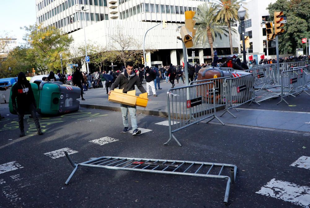 Tensió i enfrontaments entre Mossos i manifestants al centre de Barcelona