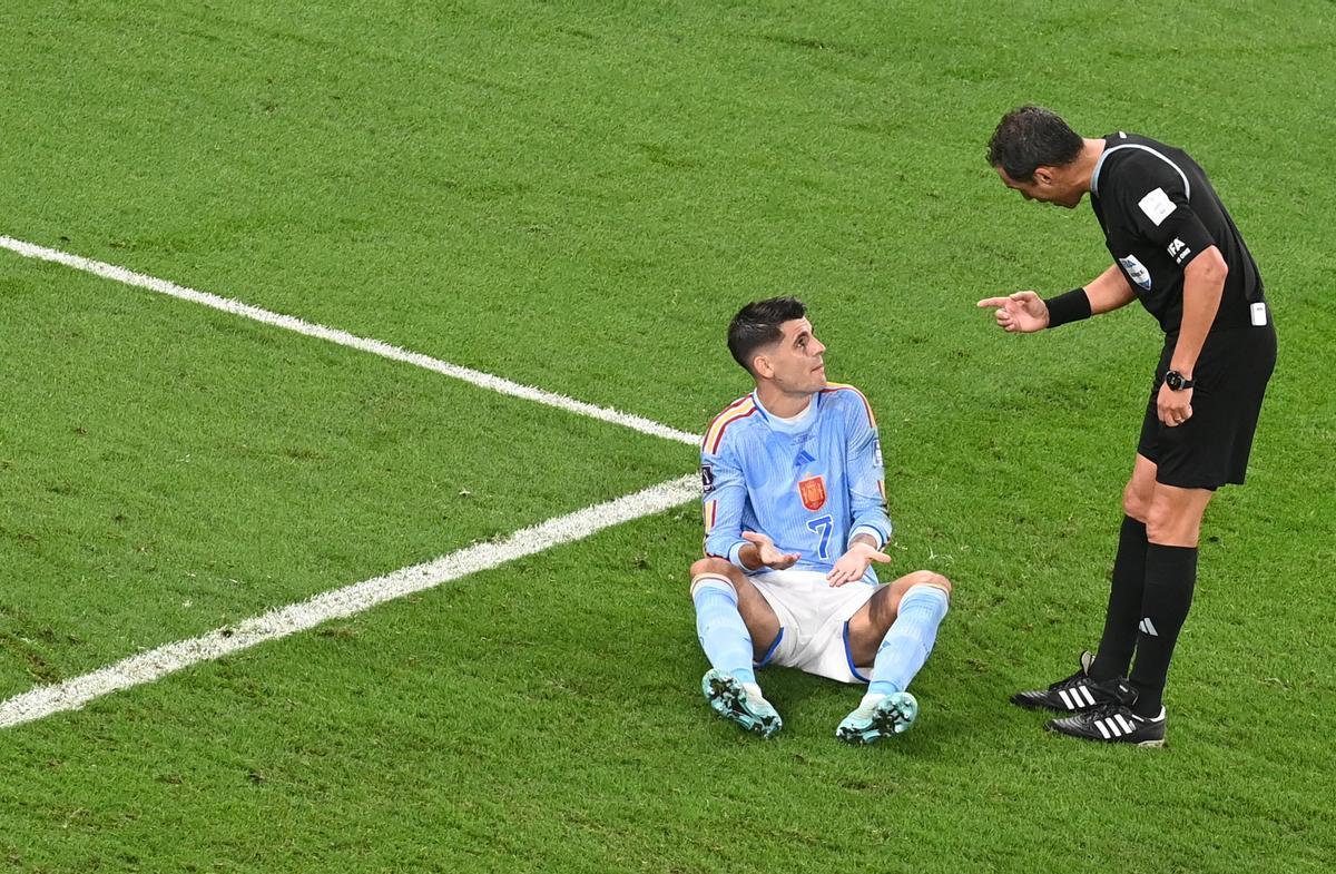 Doha (Qatar), 06/12/2022.- Alvaro Morata (down) of Spain reacts during the FIFA World Cup 2022 round of 16 soccer match between Morocco and Spain at Education City Stadium in Doha, Qatar, 06 December 2022. (Mundial de Fútbol, Marruecos, España, Catar) EFE/EPA/Neil Hall