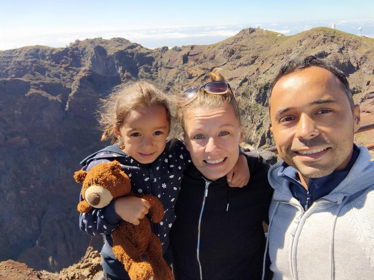 Alaya y su familia con Mosca