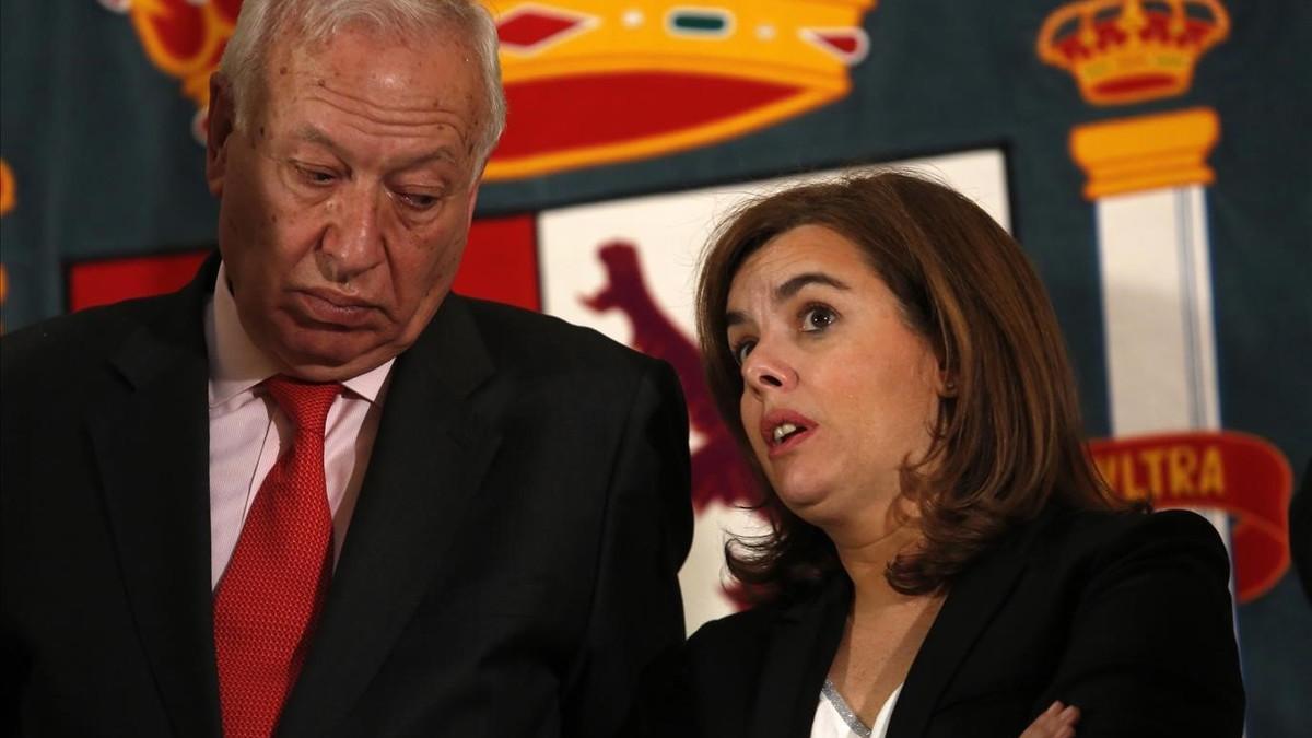 La vicepresidenta en funciones, Soraya Sáenz de Santamaría, junto al ministro José Manuel García-Margallo en un acto en que participaron hace meses.
