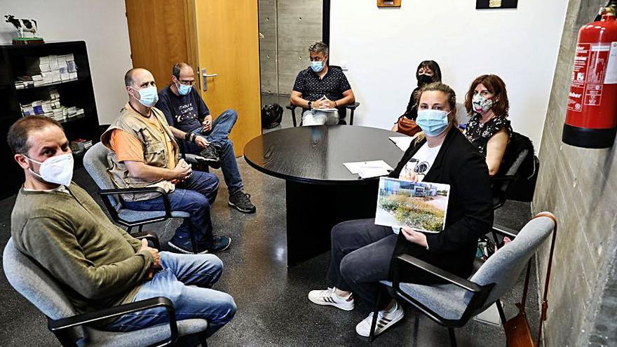 Por la izquierda, José Luis Fernández, Manel González, Roberto Porras, Ramón Tuero, Susi Martínez, Dolores Patón y Laura Arreondas, en la reunión de ayer en el Patronato Deportivo. | |  JUAN PLAZA