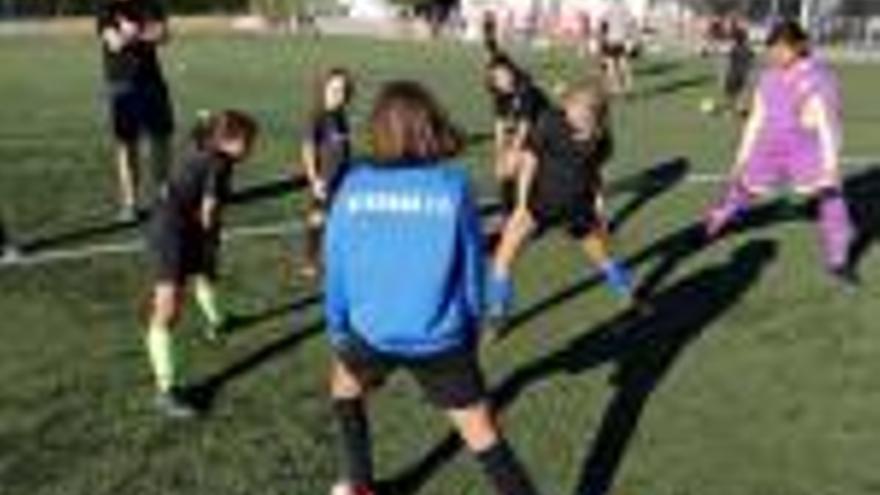 Un grup de nenes del Gerunda entrenant-se a Sant Ponç.