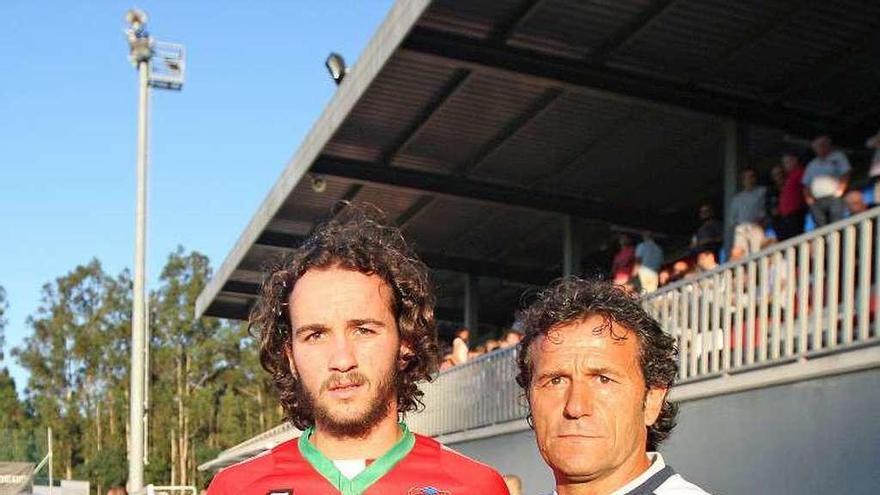 Borja Míguez, junto a Luisito en el campo de A Estrada. // Cis M.V.