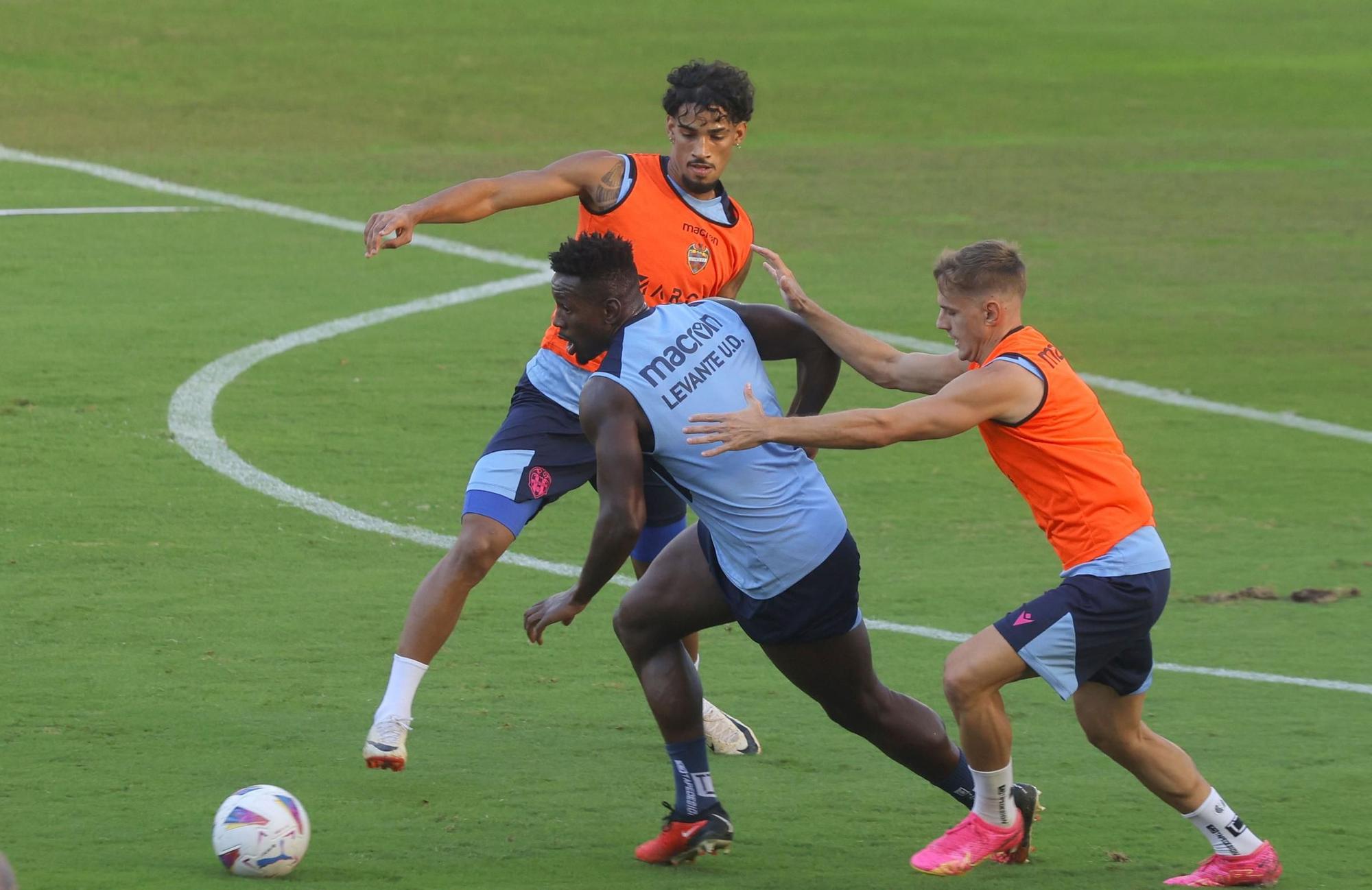 Entrenamiento del Levante UD previo al encuentro frente al Racing de Ferrol