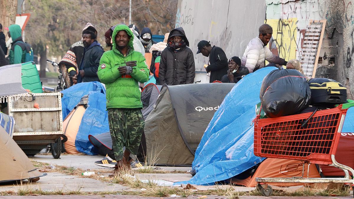 Un centenar de desalojados amanecen ante el instituto B9 de Badalona tras pasar la noche al raso