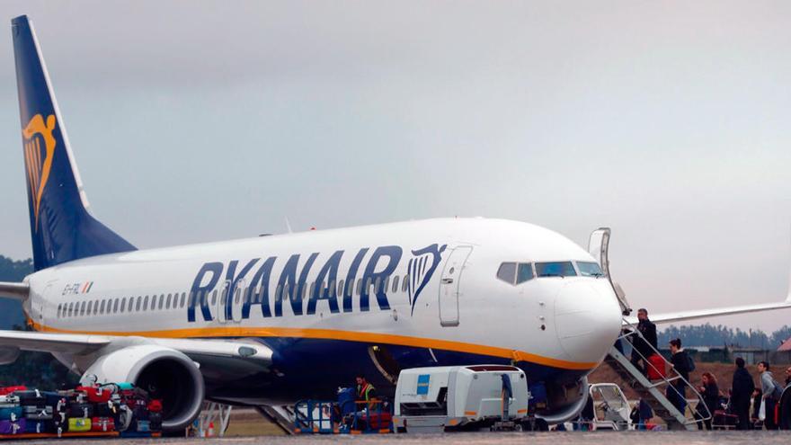 Pasajeros de Ryanair toman un vuelo en Vigo // J. Lores