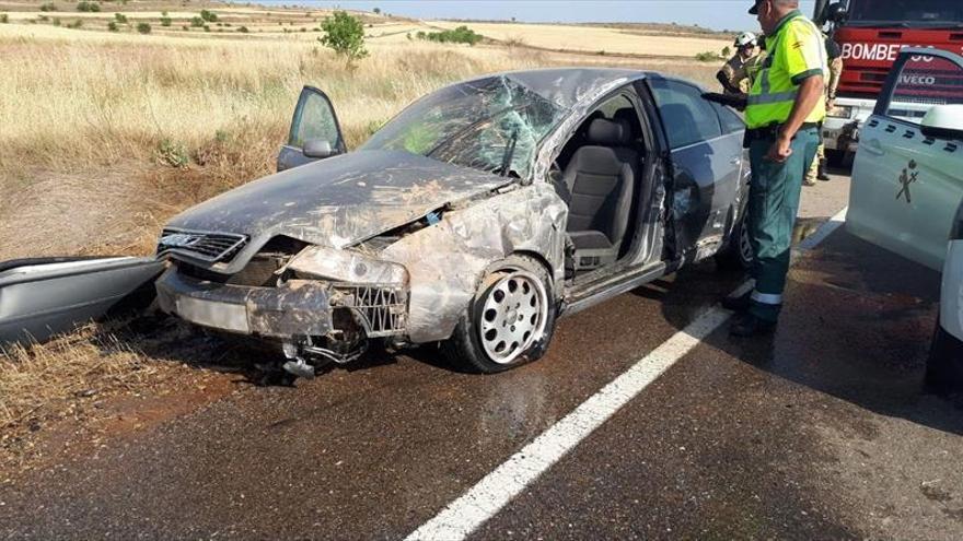 Un hombre de 62 años muere al salirse su coche de la calzada