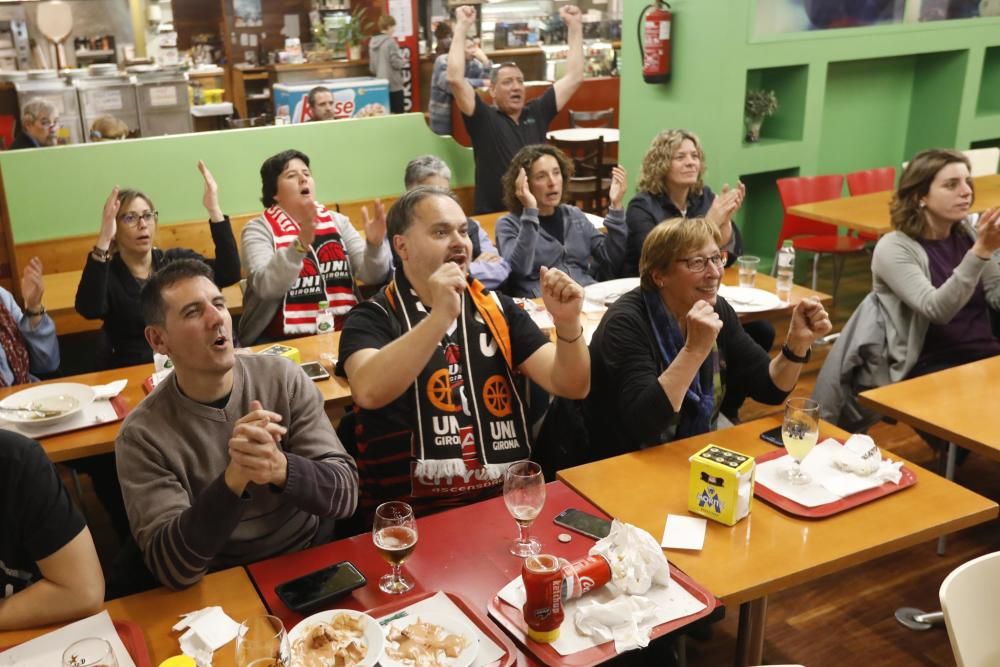 Aficionats gironins seguint el partit de l'Uni Girona