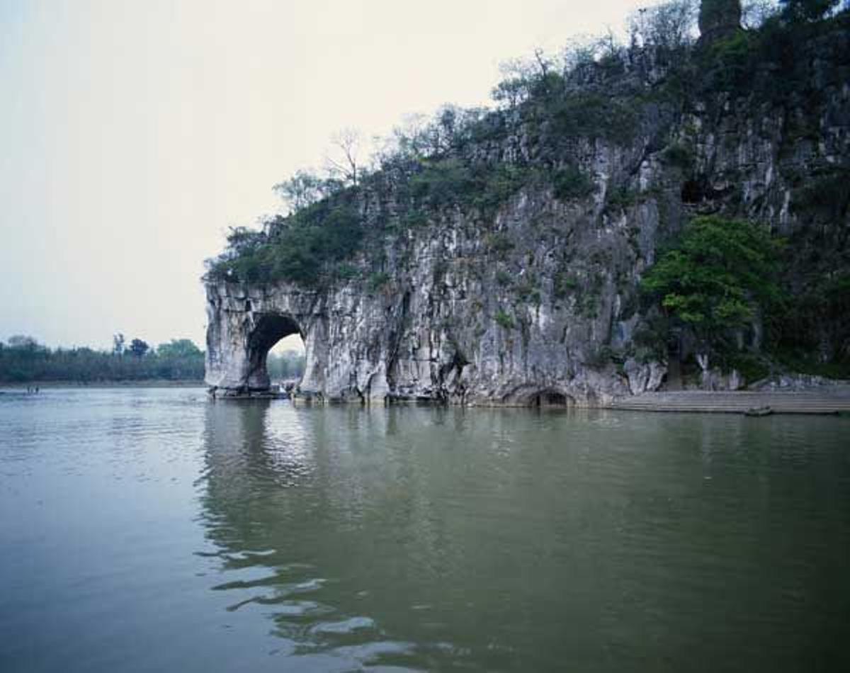 Vista de la colina conocida como la "Trompa del elefante" en el río Li, cerca de Guillin.