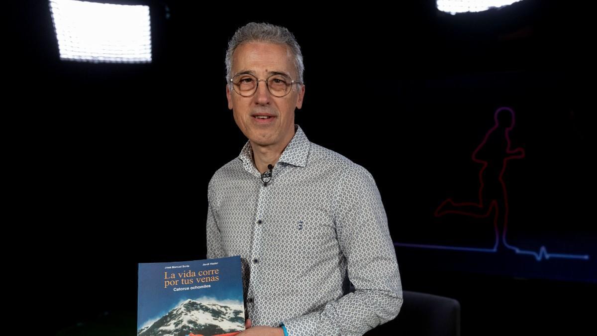 El doctor Soria muestra el libro en el que colaboró sobre el alpinismo