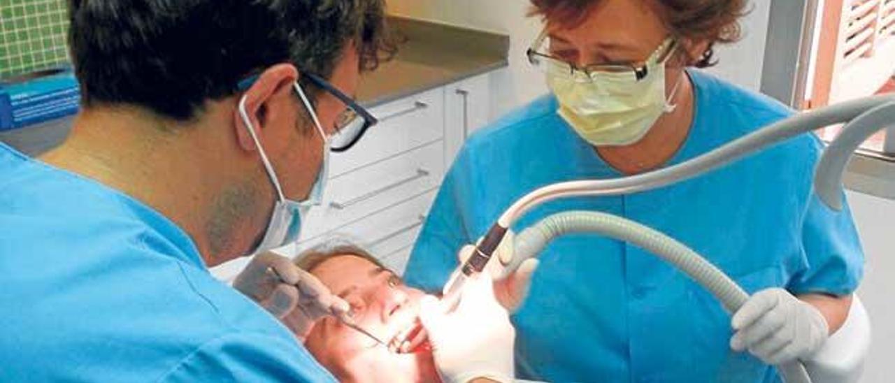 Un dentista durante una revisión a uno de sus pacientes.
