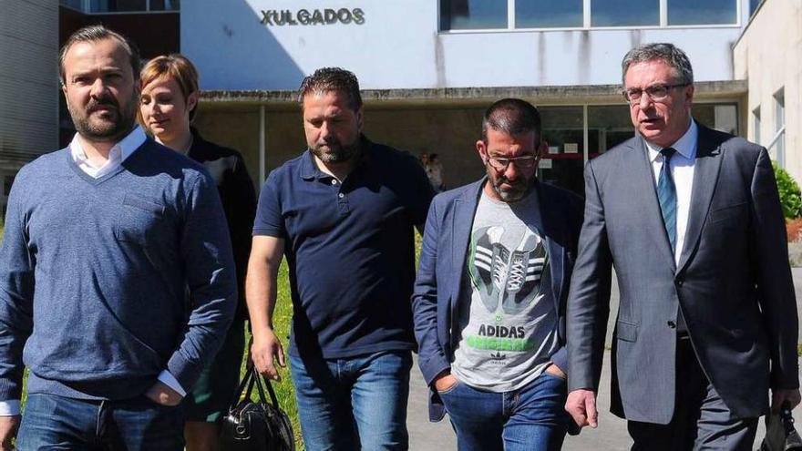 Cuiña sale de los juzgados de declarar el 20 de junio con Varela, Medela, Vilariño y su abogado. // Bernabé/J.Lalín