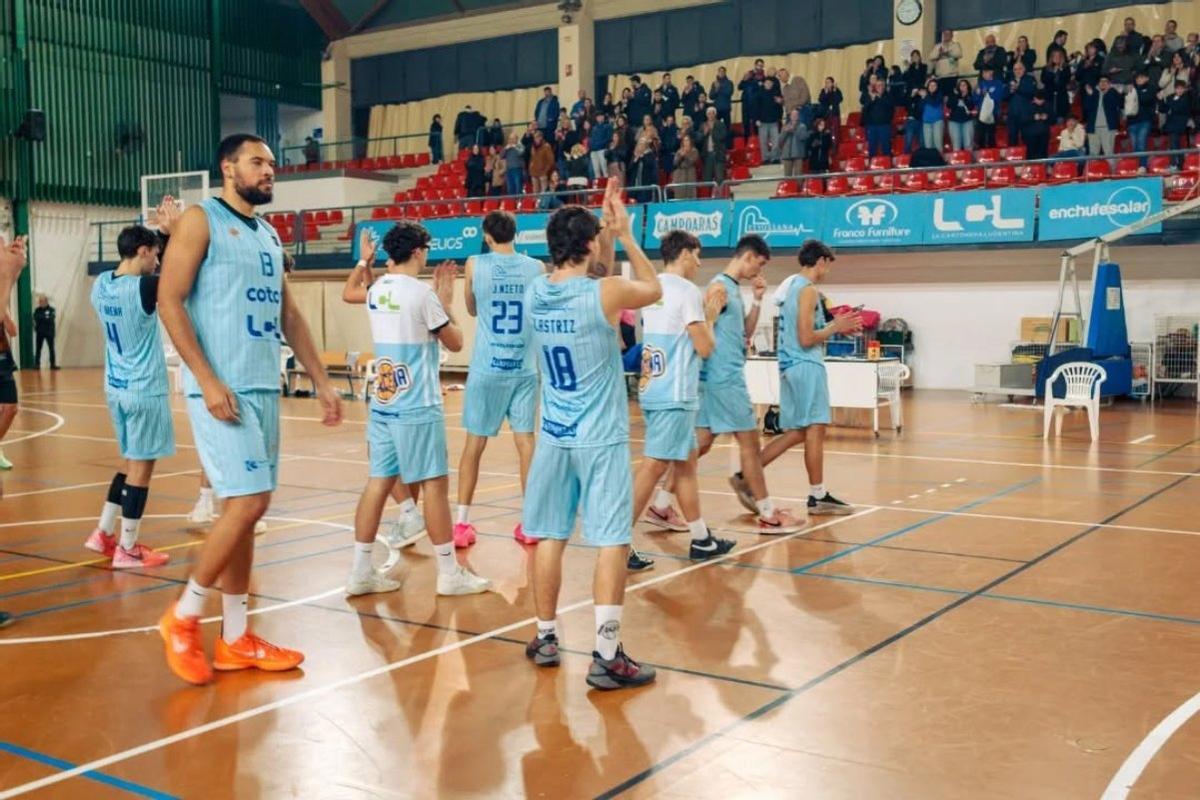 Los jugadores del Coto Lucena aplauden a su afición tras un enceuentro.