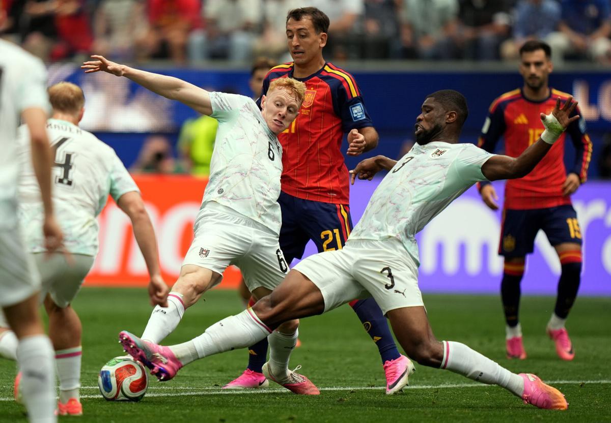 Nicolas Seiwald y Kevin Danso despejan un balón ante la mirada de Oyarzabal y Baena Nicolas Seiwald y Kevin Danso despejan un balón ante la mirada de Oyarzabal y Baena
