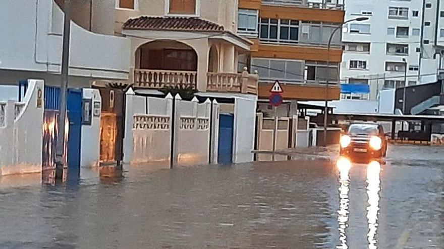 Un vehículo circula por la anegada venida de la Marina de la playa vallera. | T. Á. C.