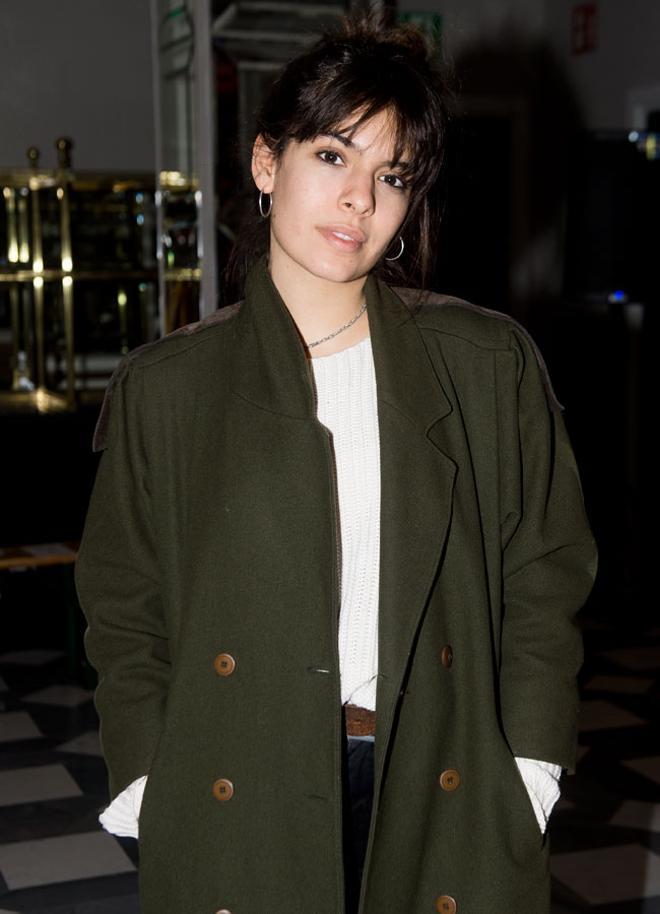 El abrigo masculino verde protagoniza el look de Claudia Traisac