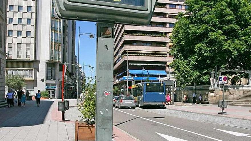 Un termómetro marca 35 grados, ayer en la ciudad de Ourense. / j. regal