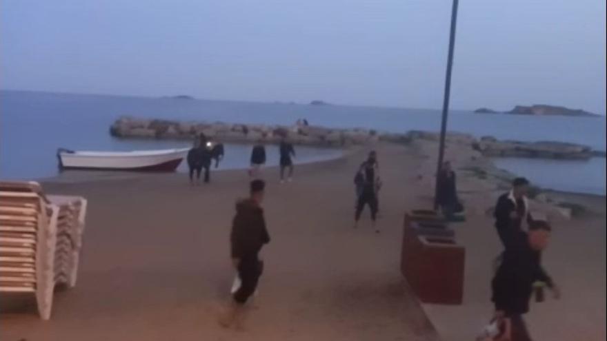 Captura de un vídeo del momento del desembarco de los migrantes.