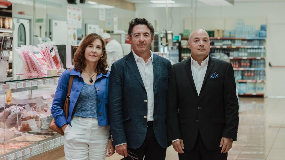 Cristina Nicolau, Toni Font y Josep Lluís Aguiló en la tienda de Hiper Centro de Montuïri.