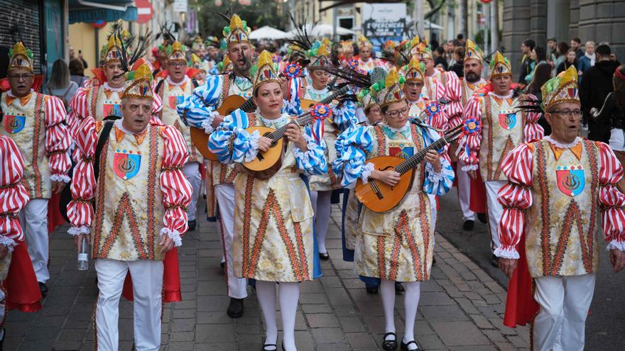 Los grupos toman la calle en el encuentro del Carnaval con  los bailes populares