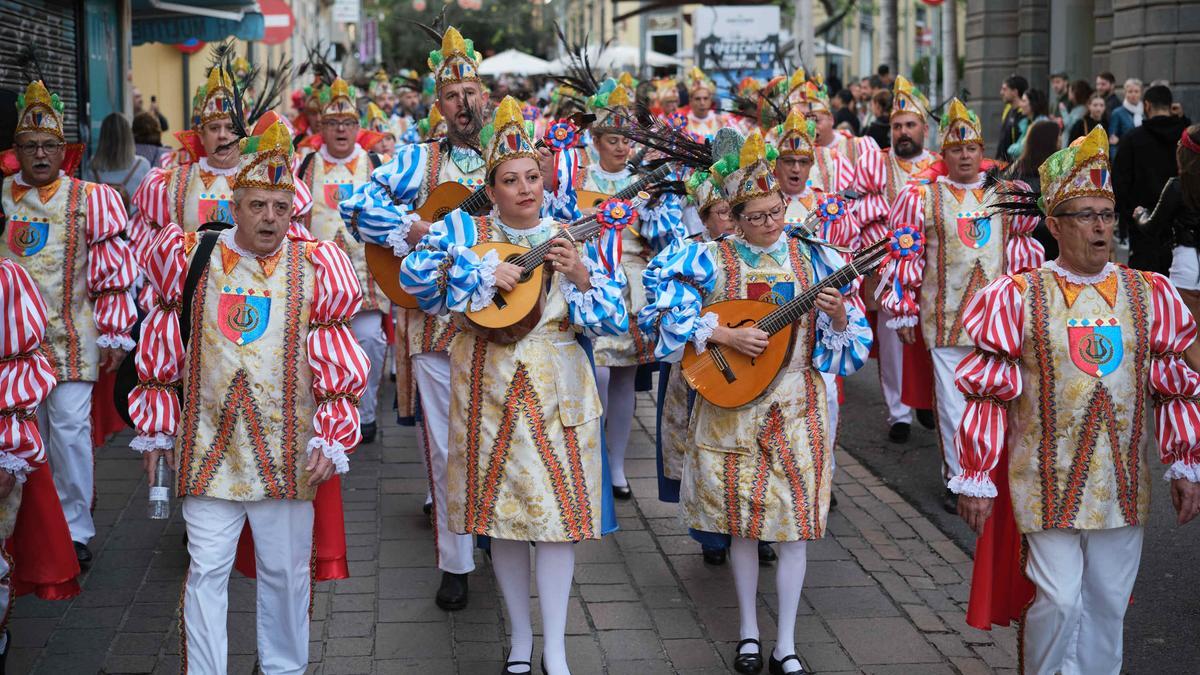 Los grupos del Carnaval actúan en la calle