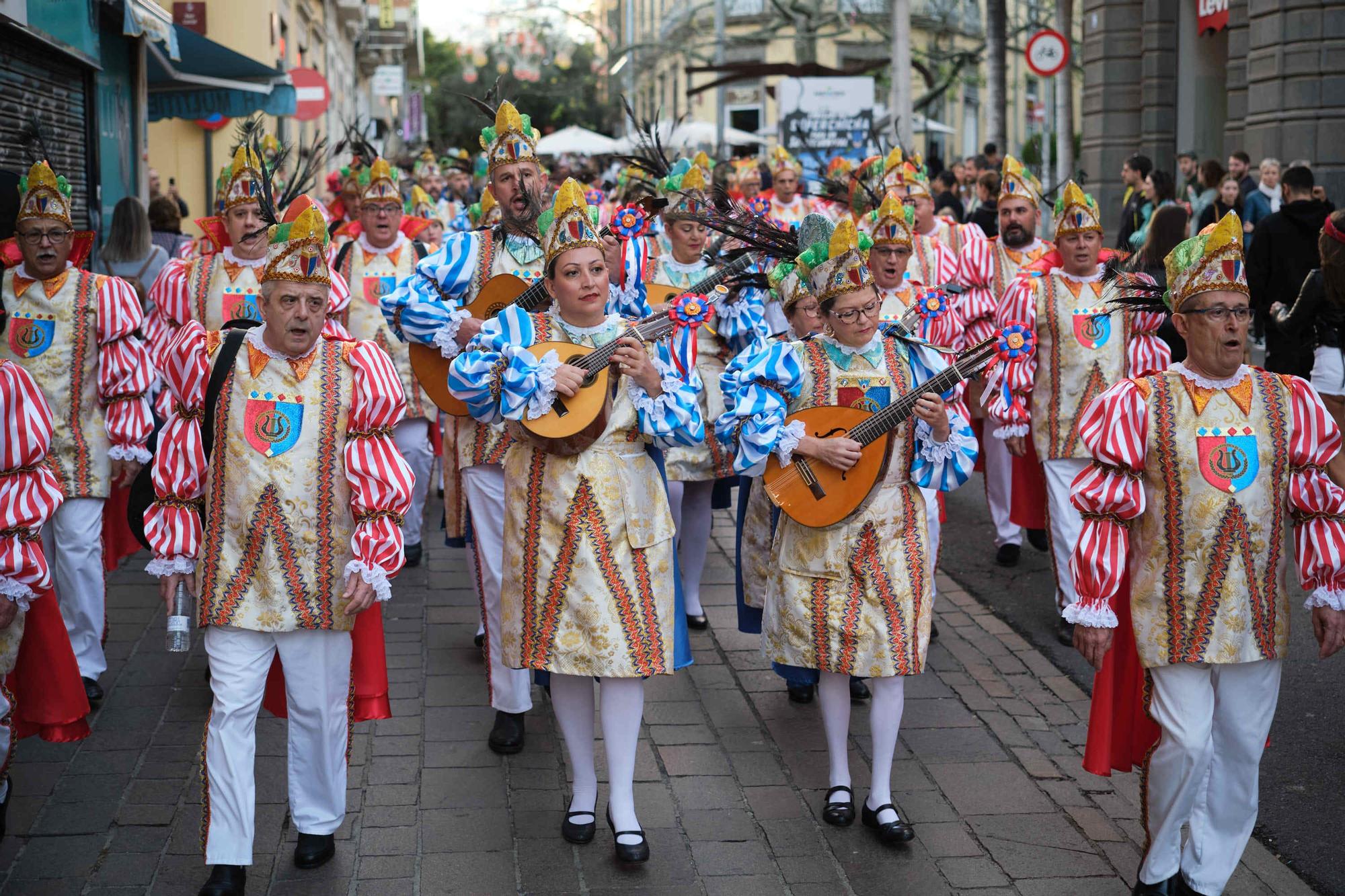 Los grupos del Carnaval actúan en la calle