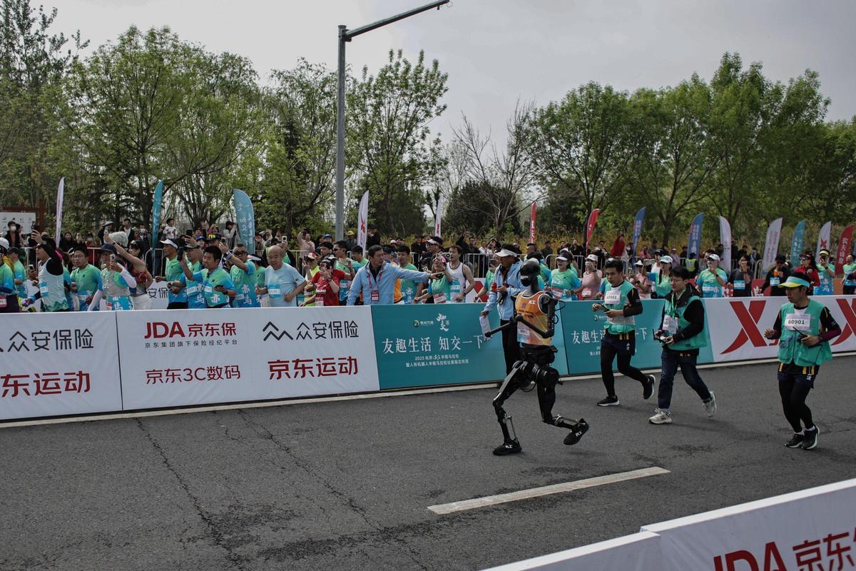 Primera Media Maratón para robots humanoides en Pekín