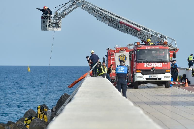 07-08-2019 LAS PALMAS DE GRAN CANARIA. Encontrado un cadáver en la escollera de la Avenida Marítima  | 07/08/2019 | Fotógrafo: Andrés Cruz