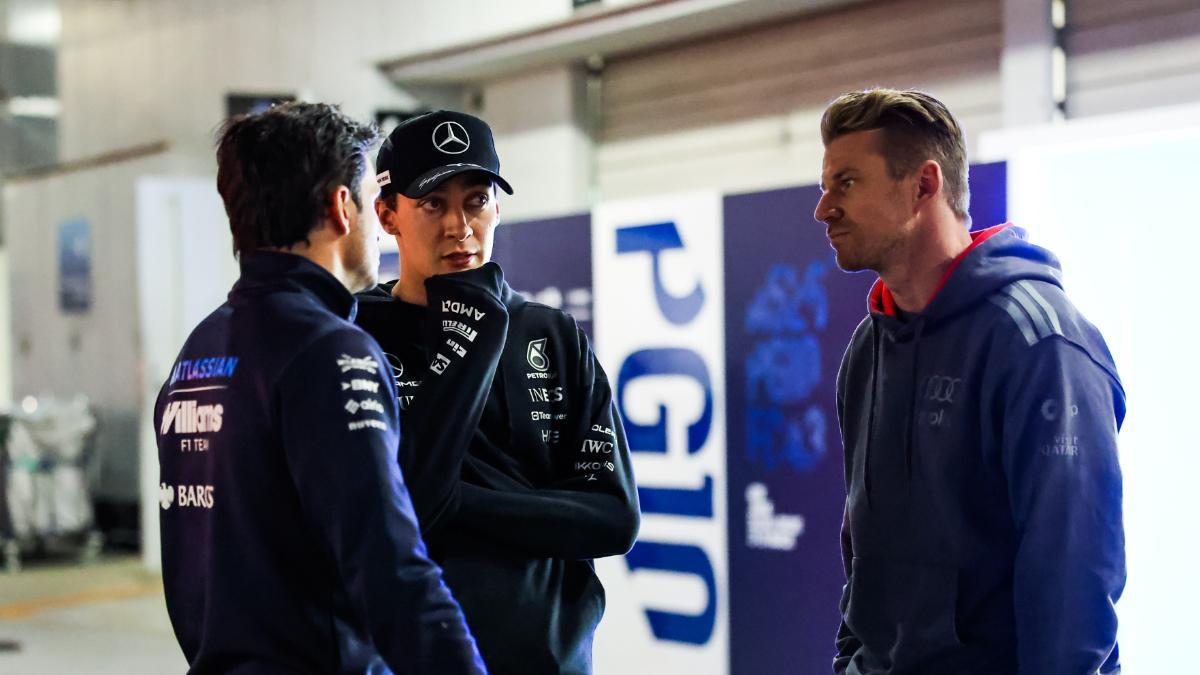 Carlos Sainz charla con Nico Hülkenberg y George Russell en Suzuka