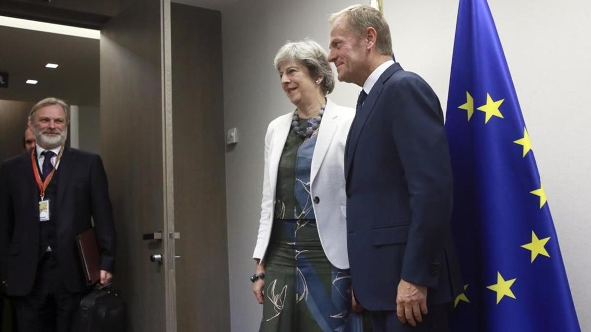 Theresa May y Donald Tusk, durante la cumbre en Bruselas.