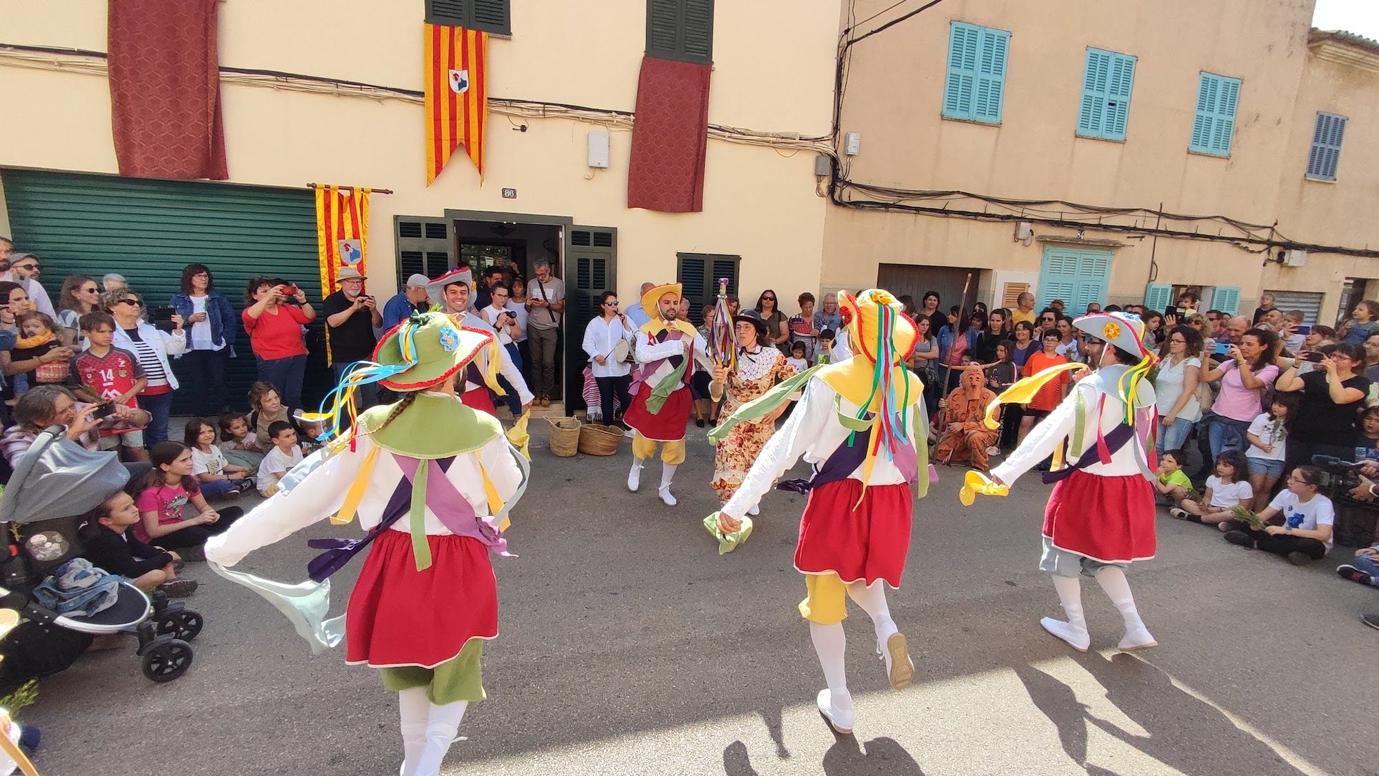 Las danzas ancestrales de los Cossiers de Manacor inician las Fires i Festes de este año