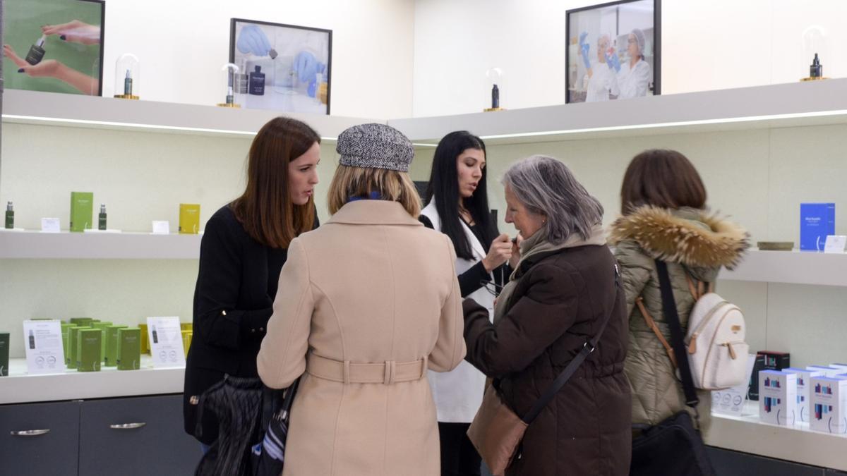 Clientas comprando en la tienda que tiene abierta Sibari Republic en Zaragoza