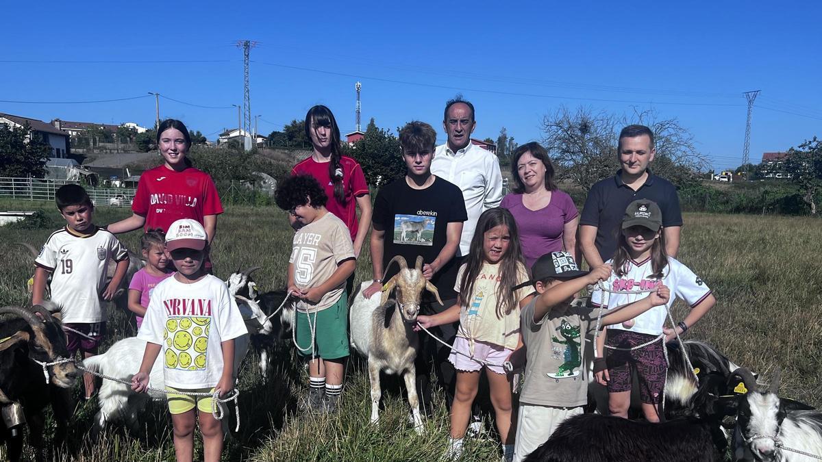 El grupo de "pequemanejadores" con las cabras con las que participará en el Concurso-Exposición de Ganado Equino de Llanera.