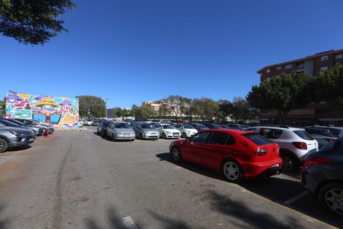 Imagen de la parcela donde el Ayuntamiento prevé construir el edificio de aparcamientos.