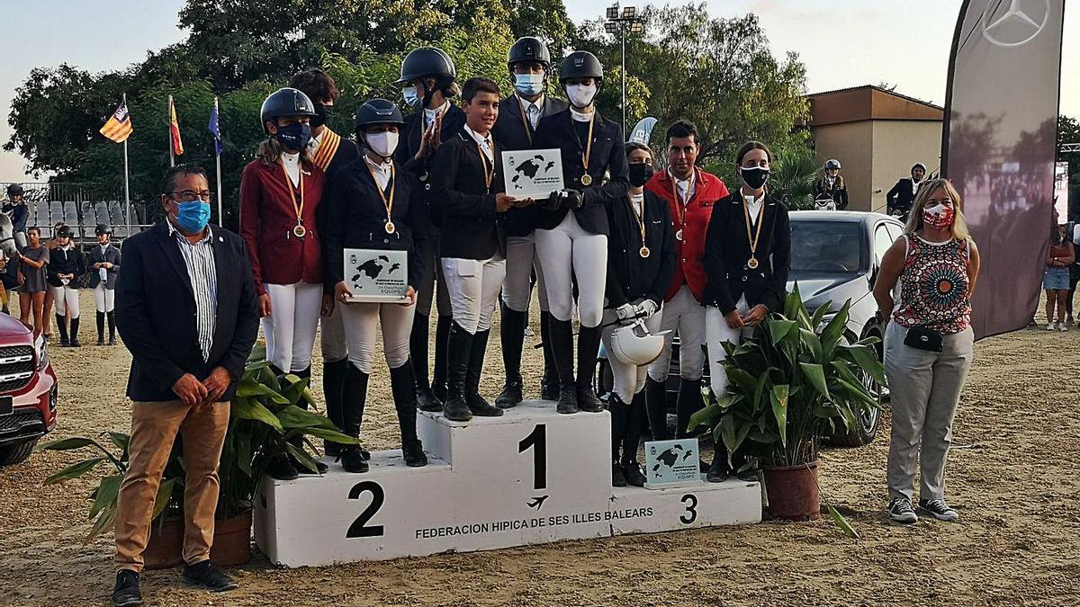 Los mejores posan en el podio en el Club d’Equitació Es Pas de Calvià.