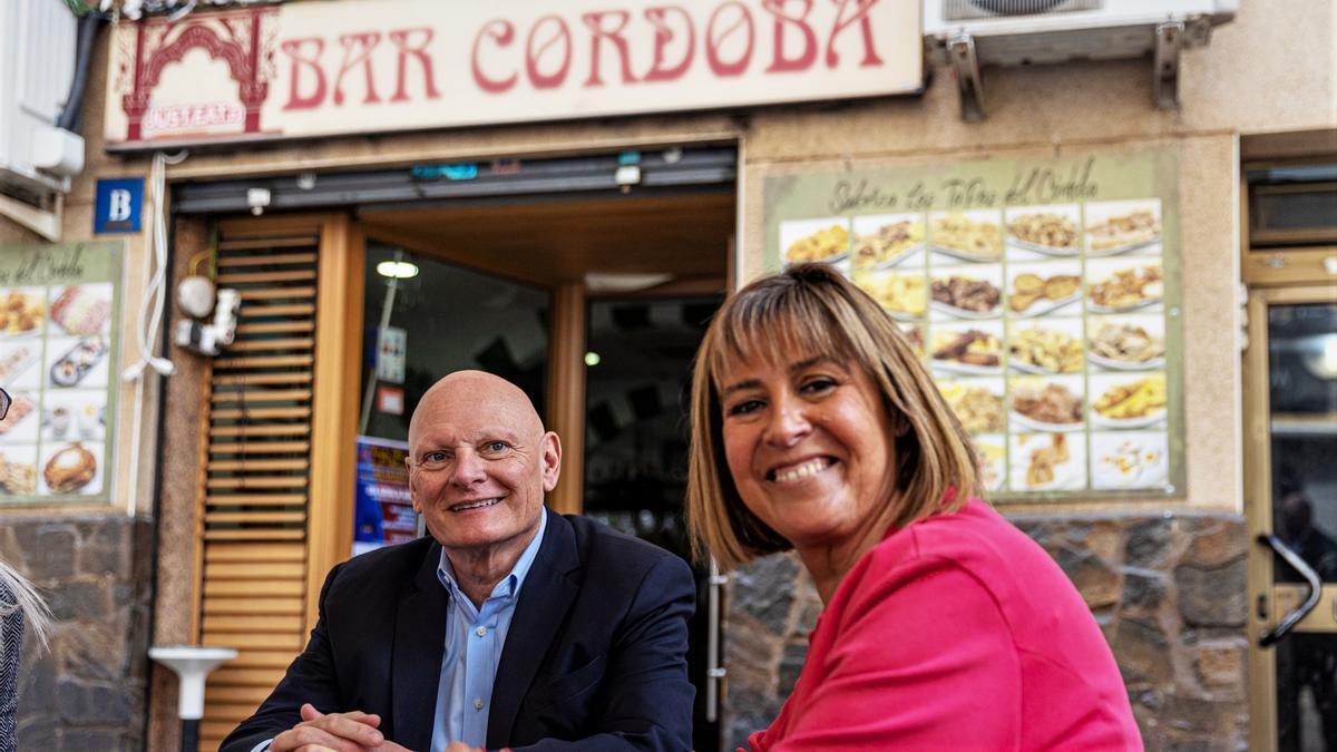El CEO de GSMA, John Hoffman, y la alcaldesa de L'Hospitalet, Núria Marín, de tapas en el bar Córdoba de L'Hospitalet.