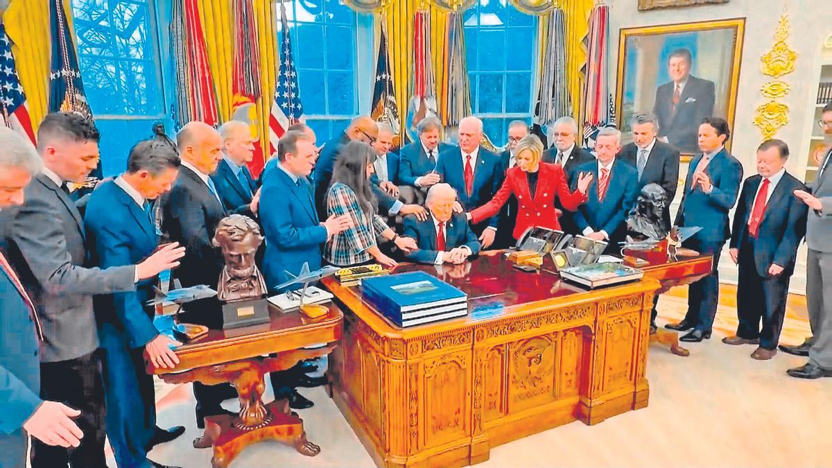 Donald Trump orando junto a líderes religiosos en el Despacho Oval