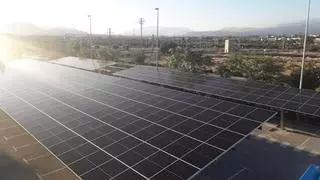 San Vicente acuerda con la UA aprovechar el excedente de energía solar del campus