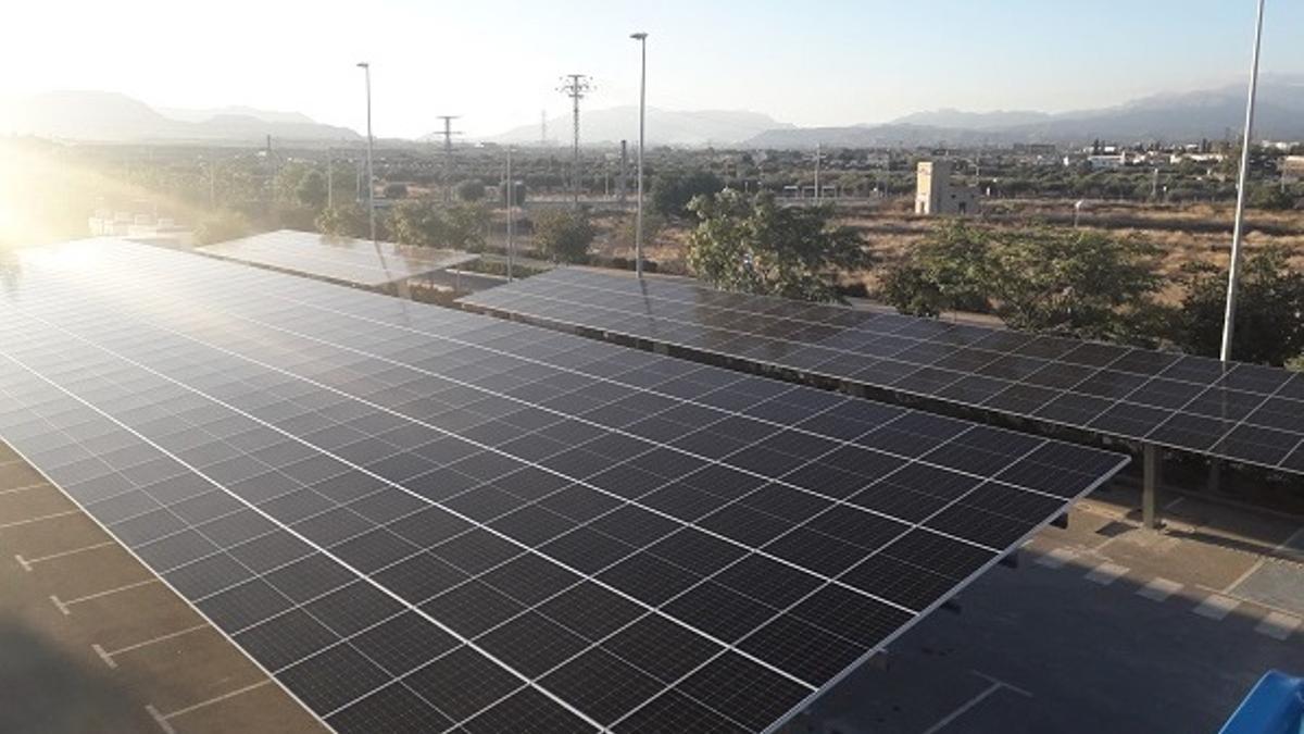 Placas solares instaladas en la UA sobre uno de los aparcamientos al aire libre