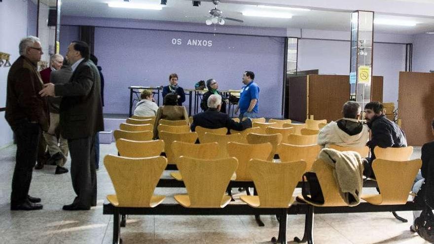 Los representantes vecinales, antes de comenzar la asamblea de la federación, el viernes. / 13fotos